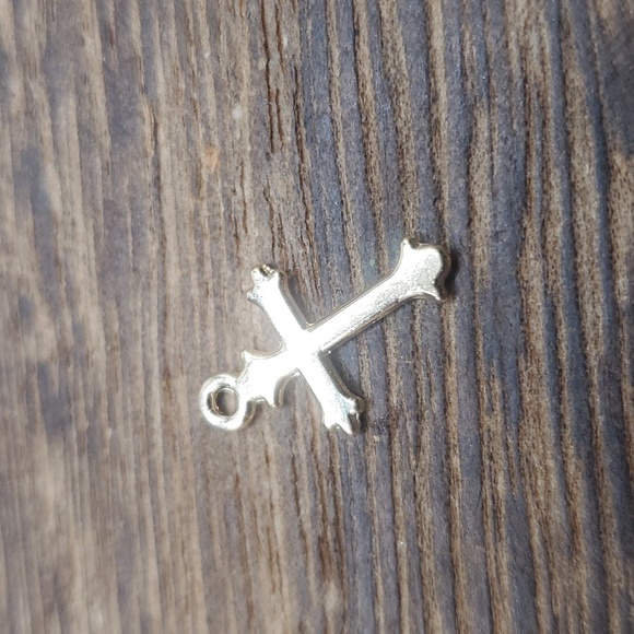 P115 gold tone cross charm - Picture 1 of 2